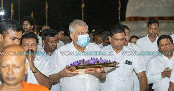 රනිල් අ’පුර වන්දනාවේ