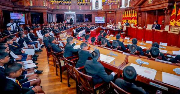 මාලඹේ පිරිමි විදුහලේ ශිෂ්‍ය පාර්ලිමේන්තුව ජනපති කාර්යාලයේ