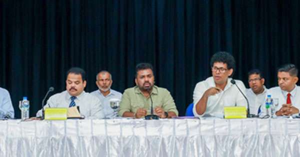 අනුරාධපුර වැනසුණු වී වගා යළි අස්වද්දන්න