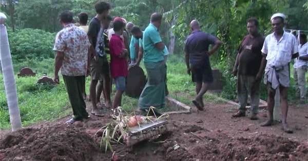 මීනිවළක් හාරා තොයිලයක් නටලා