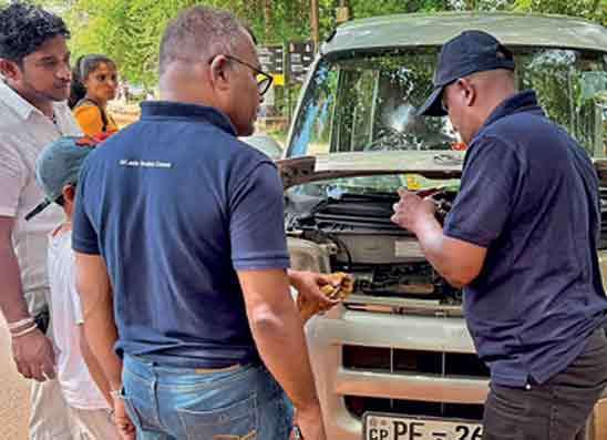 ශ්‍රී ලංකා ඉන්ෂුවරන්ස් ජෙනරල් Motor Plus වෙතින් පොසොන් වන්දනා සමයේ නොමිලේ ආපදා රථ සේවයක්