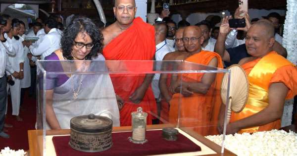 අගමැතිනිය සර්වඥ ධාතු වඳී