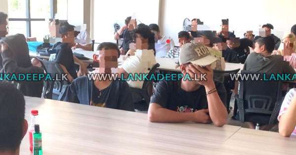 ඉන්දුනීසියා ජාතිකයන් 76ක් අත්අඩංගුවට