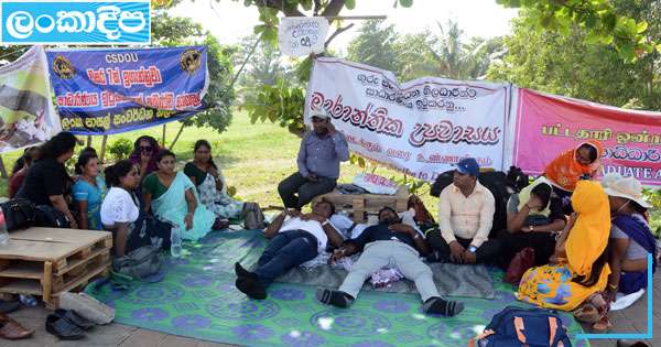 උපවාසයේ සිටි පාසල් සංවර්ධන නිලධරීයෙක් අදත් රෝහල්ගත කරයි