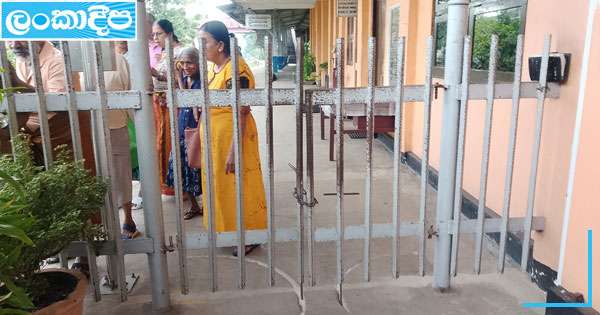 නුගේගොඩ දුම්රිය ස්ථානයේ දොරටු  වැසේ : මගීන් ඇතුළේ කොටුවේ
