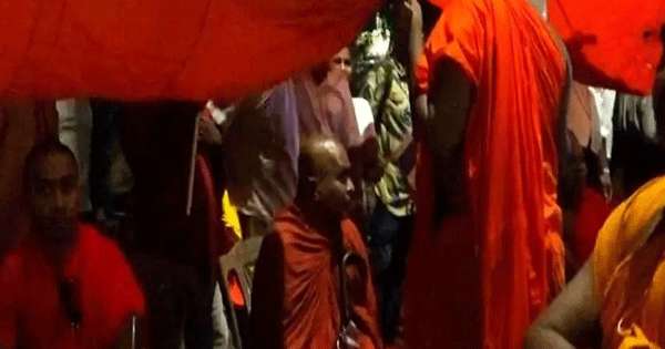 පාගමනේ ආ හිමිවරැ ජනපති කන්තෝරැව ළග රැය පහන් කරති