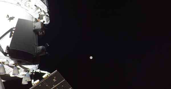 චන්ද්‍ර යානය සඳට මුවා වෙයි