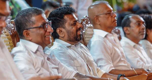 ජනපති දළදා පෙරහර නරඹයි