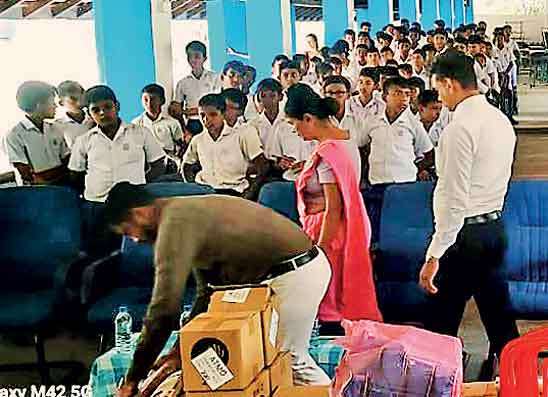 දිට්වා සුළි කුණාටුවෙන් පීඩාවට පත් පාසල් සිසුන්ට මහ බැංකු වෘත්තිකයන්ගෙන් අත්වැලක්