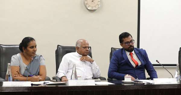 ආබාධ සහිත අයට රියදුරු බලපත දෙන්න පාර්ලිමේන්තු කමිටු අවධානය