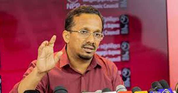 ඛනිජ කැණීම් බලපත්‍ර නිකුත් කිරීම තාවකාලිකව අත්හිටුවයි