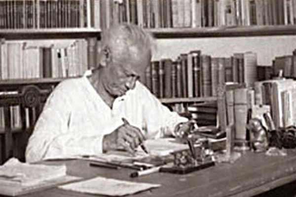 පුවත්පතින් පොතට බැස්ස මාර්ටින් වික්‍රමසිංහ
