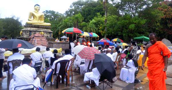 විහාර මහාදේවි සත්‍යාග්‍රහායේ පිරිස සිල් ගනිති