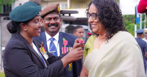 පොපි මල් දිනය සමරයි