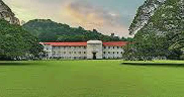 ජලයට කොටූ  පේරේ සිසුන් දුෂ්කරතාවන්ට