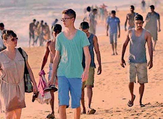 මුල් මාස හතරේ සංචාරක ආදායම සියයට 19.4 කින් අඩුවෙලා
