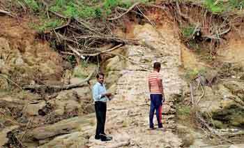 ‘දිට්වා’ මතුකළ මහවැලි ගගේ ගල් පඩි පාර