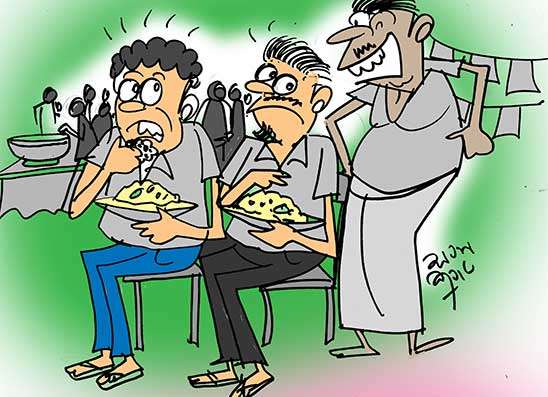 මළ ගෙදර කෑම කන්න ගිහින් කාඩ් කුඩු කරගෙන