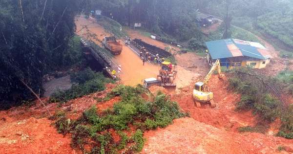 හැටන් පාරවල පස් කඳු ඉවත්කරයි