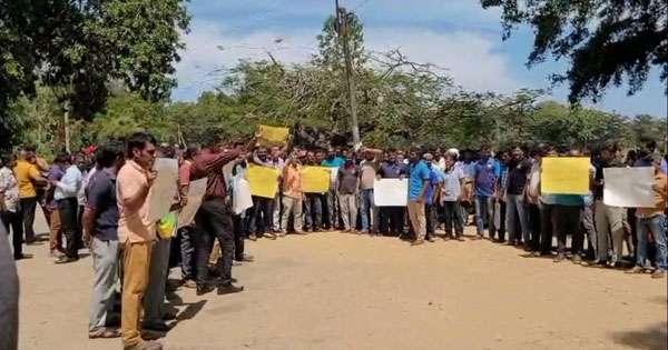 සීනි සේවකයෝ කෑම පැයේ විරෝධතාවක