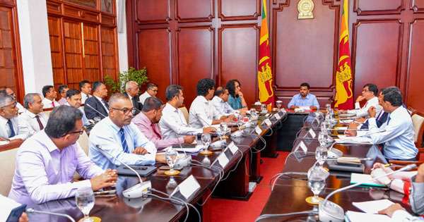 රජයේ ප්‍රමුඛතාවය අත්‍යවශ්‍ය සේවාවට