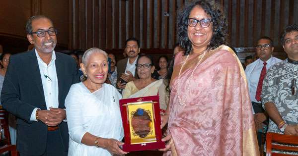 සුජාතා අත්තනායකට හරසර පුදයි