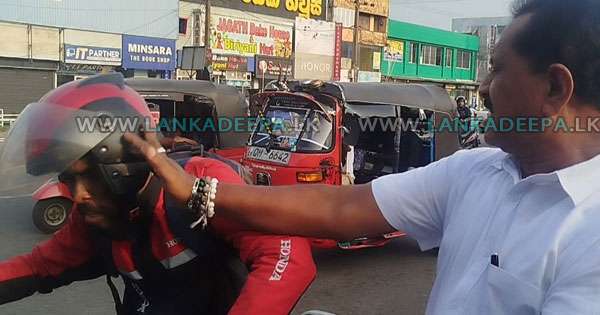 රැස්වීමක් අතරතුර පුද්ගලයකුට පහරදුන් නාගරික මන්ත්‍රී අත්අඩංගුවට