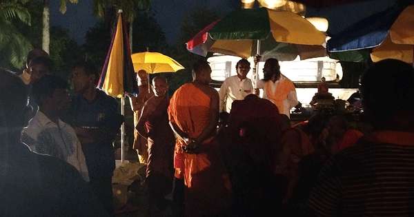 විරෝධයේ නිරත භික්‍ෂූන් වහන්සේට අධිකරණ නියෝගය කියවා දෙයි