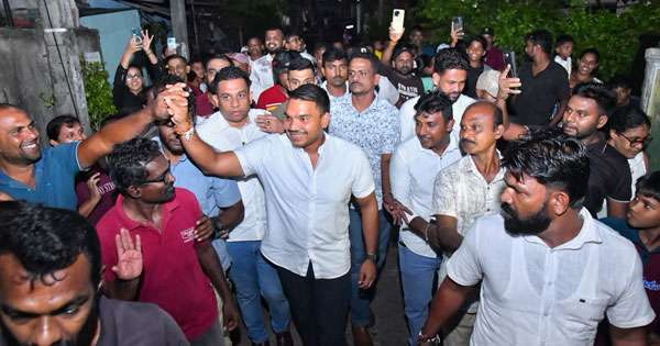 ‘‘ලෝකෙම තෙල් මිල අඩු වන විට අපේ ආණ්ඩුව වැඩි කරනවා‘‘
