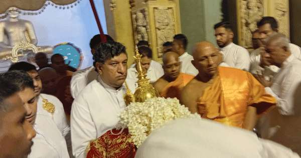 දුරුතු පෙරහරේ උඩ මළුවේ පෙරහර විදී සංචාරය කරයි