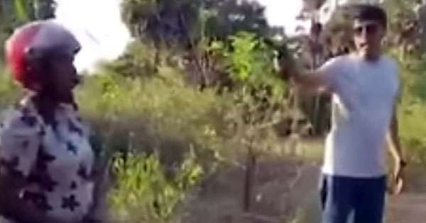 කතකට පිස්තෝලයක් එල්ල කළ මන්ත්‍රි අර්චුනා කූඩුවට