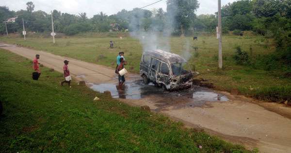 පාසල් පොත් වෑන් රිය ගිනි ගනී