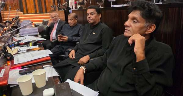 සජබ මන්ත්‍රීලා කළු ඇඳුමෙන් මැතිසබයට