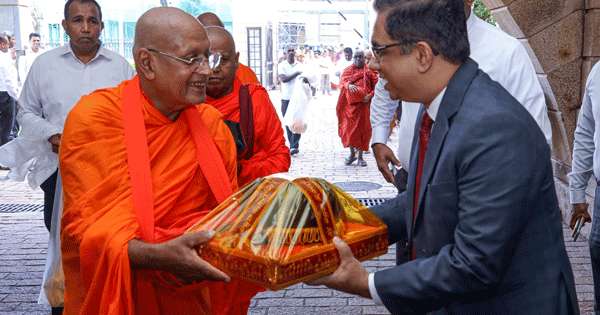 ජනපති කාර්යාලය පිණ්ඩපාත පූජාවේ