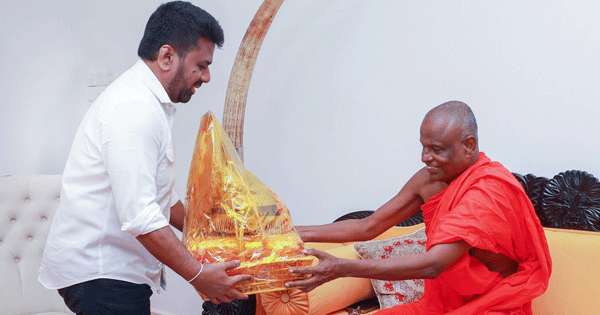 ජනපති- අටමස්ථානාධිපති නාහිමි බැහැ දකී