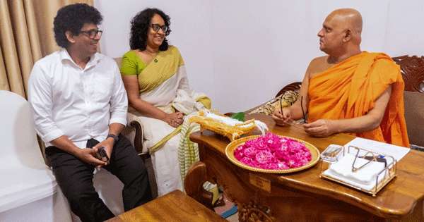 අගමැතිනිය වැඩබලන අටමස්ථානාධිපති හිමි බැහැ දකී