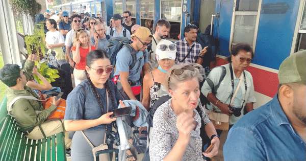 ඇල්ල සංචාරක නගරයට සංචාරයක් විශාල පිරිසක්