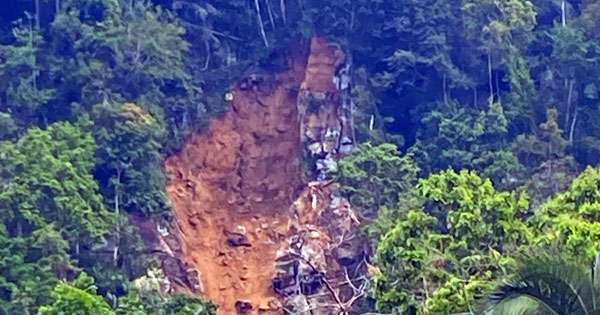 ඕපනායක තේ අක්කර අටක් නාය යයි