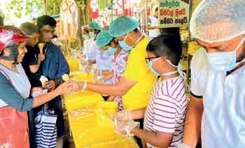 කහවත්තේ බොදු මිතුරන් එක්ක වෙසක් දන්සලක් දෙන මුස්ලිම් පින්වතා