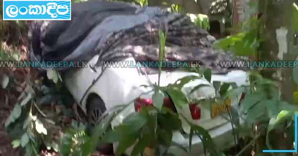 මෝටර් රිය අඩි 30ක් පහළට:  4ක් රෝහලට