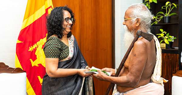 අගමැතිනිය වැදි නායකයා හමුවෙයි