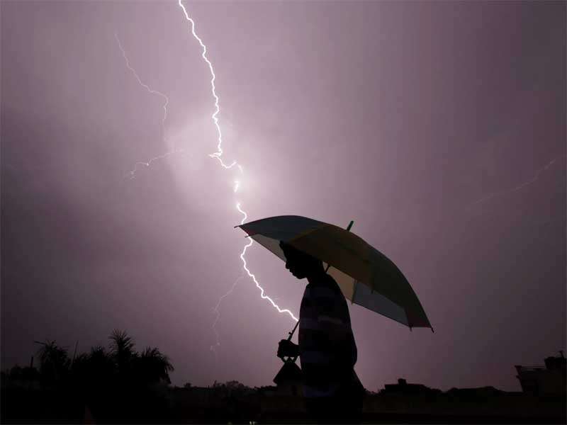 ඉන්දියාවටත් මහ වැසි: අකුණු සැරින් 96 ක් මරුට
