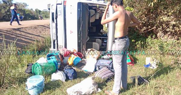 බසය පෙරැළී 12ක් රොහලේ