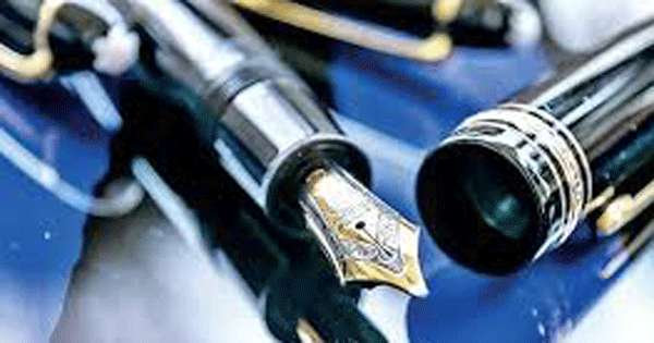 පෑන් පිස්තෝලයක් සමග පින්තාරු බාස් මාට්ටු