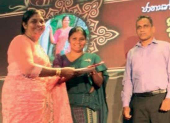 පොල් අතු මඩුවෙන් පටන් ගෙන ව්‍යාපාරිකාවක වූ දිරිය කතක්