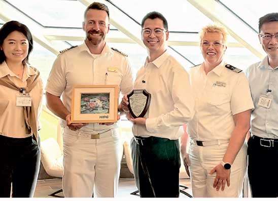 AIDAdiva නෞකාව පළමු වරට හම්බන්තොට ජාත්‍යන්තර වරායේ