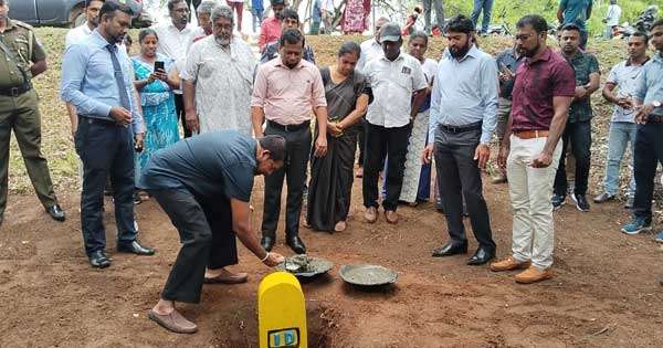 ඉඟිනිමිටිය මායිම් ගල් දමයි