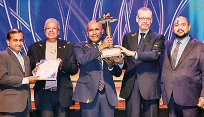 ජාතික ව්‍යාපාර විශිෂ්ටතා සම්මාන උළෙලේ සමස්ත රන් සම්මානය මහජන බැංකුවට