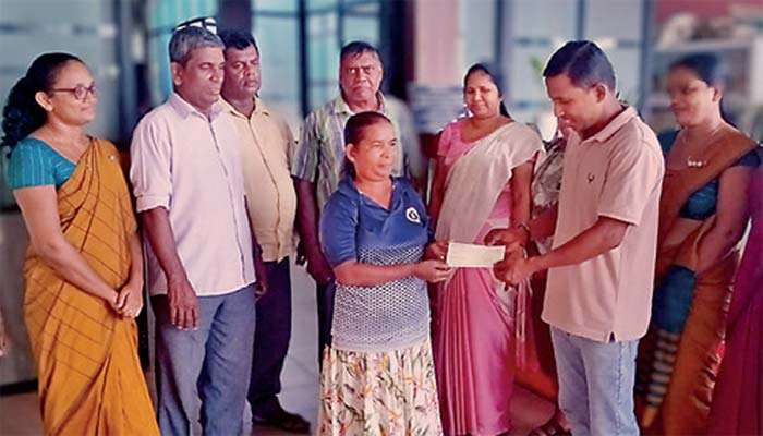 බලපිටිය සමුපකාර සමිතියේ සේවිකාවකට රක්ෂණ වන්දි