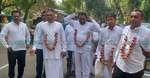 දඹුලු විපක්ෂය ලූනු මාල දමයි